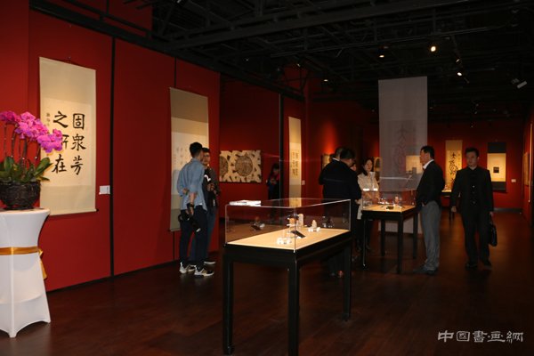中西合璧 异曲同工---让•科尔托与王玉忠作品交流展